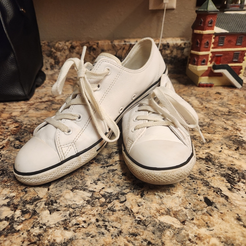 Womans White Leather Converse All Star Sneakers. Low Profile, Size 9. EUC